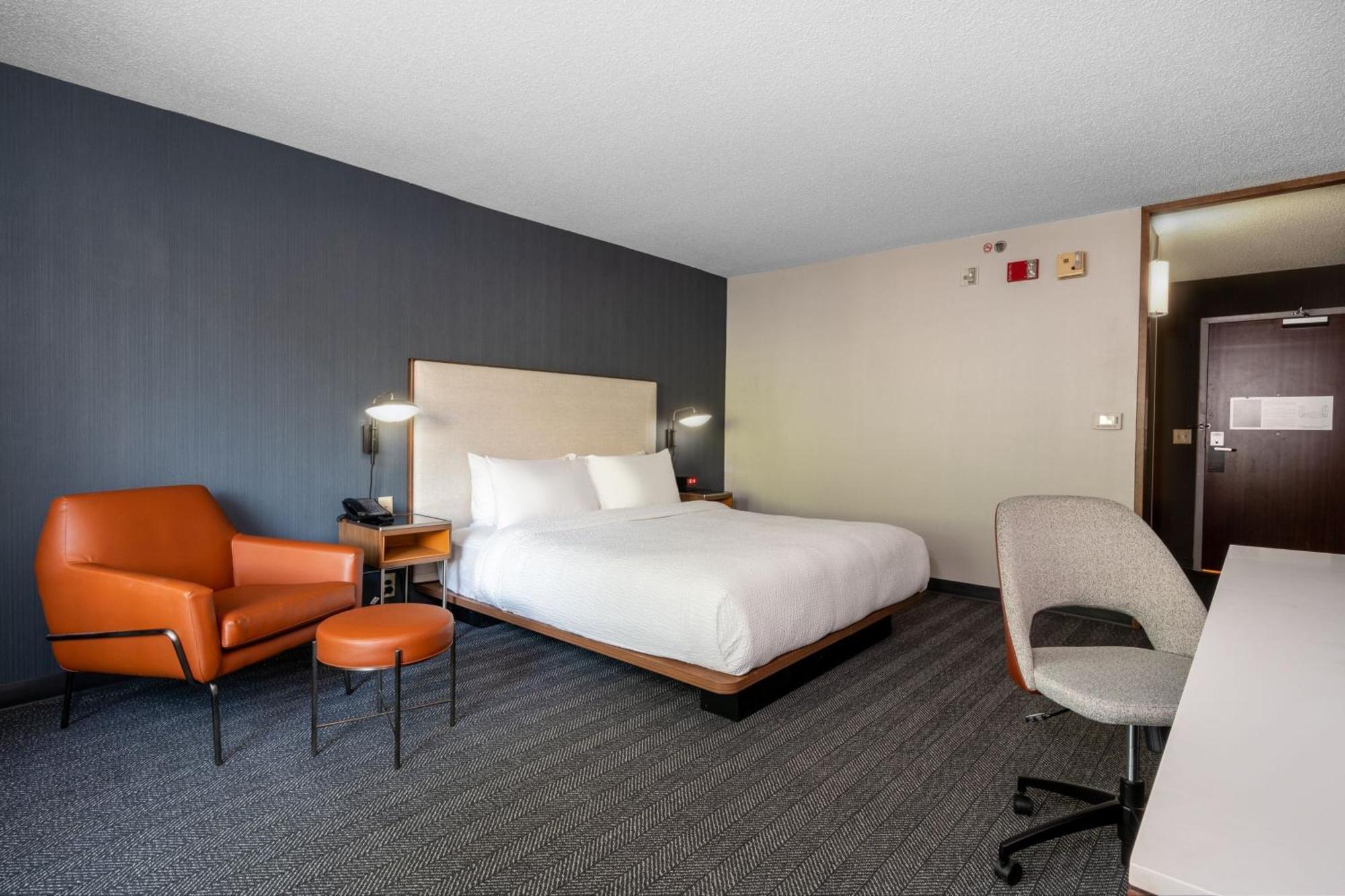 Courtyard Columbus Airport Hotel Екстериор снимка