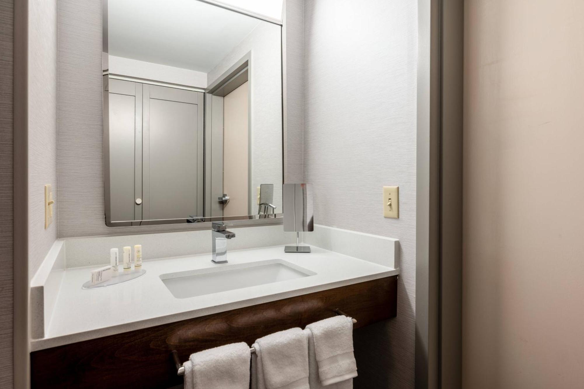 Courtyard Columbus Airport Hotel Екстериор снимка