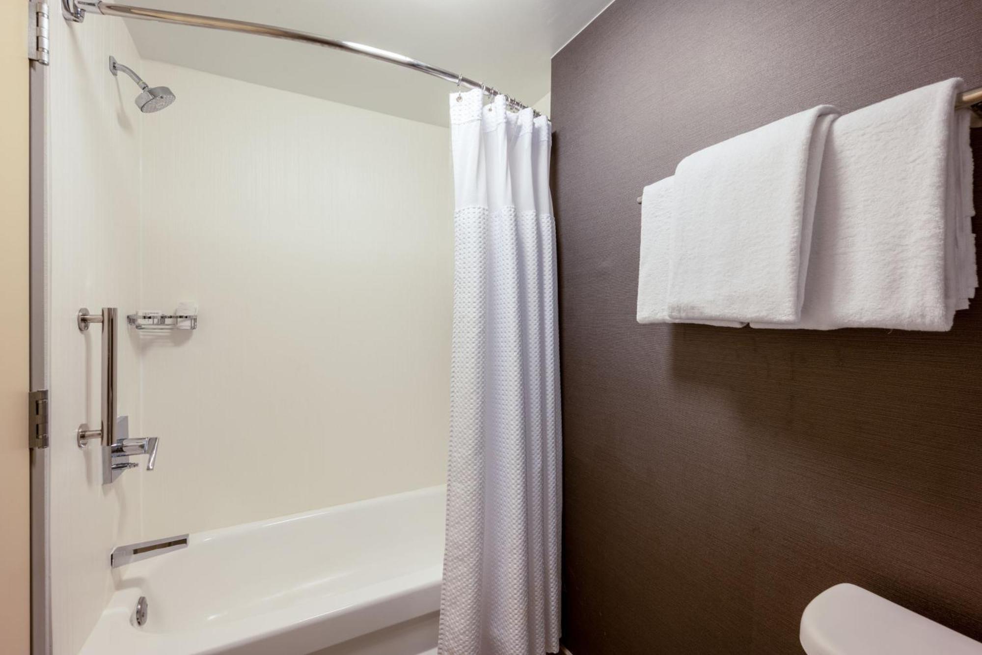 Courtyard Columbus Airport Hotel Екстериор снимка
