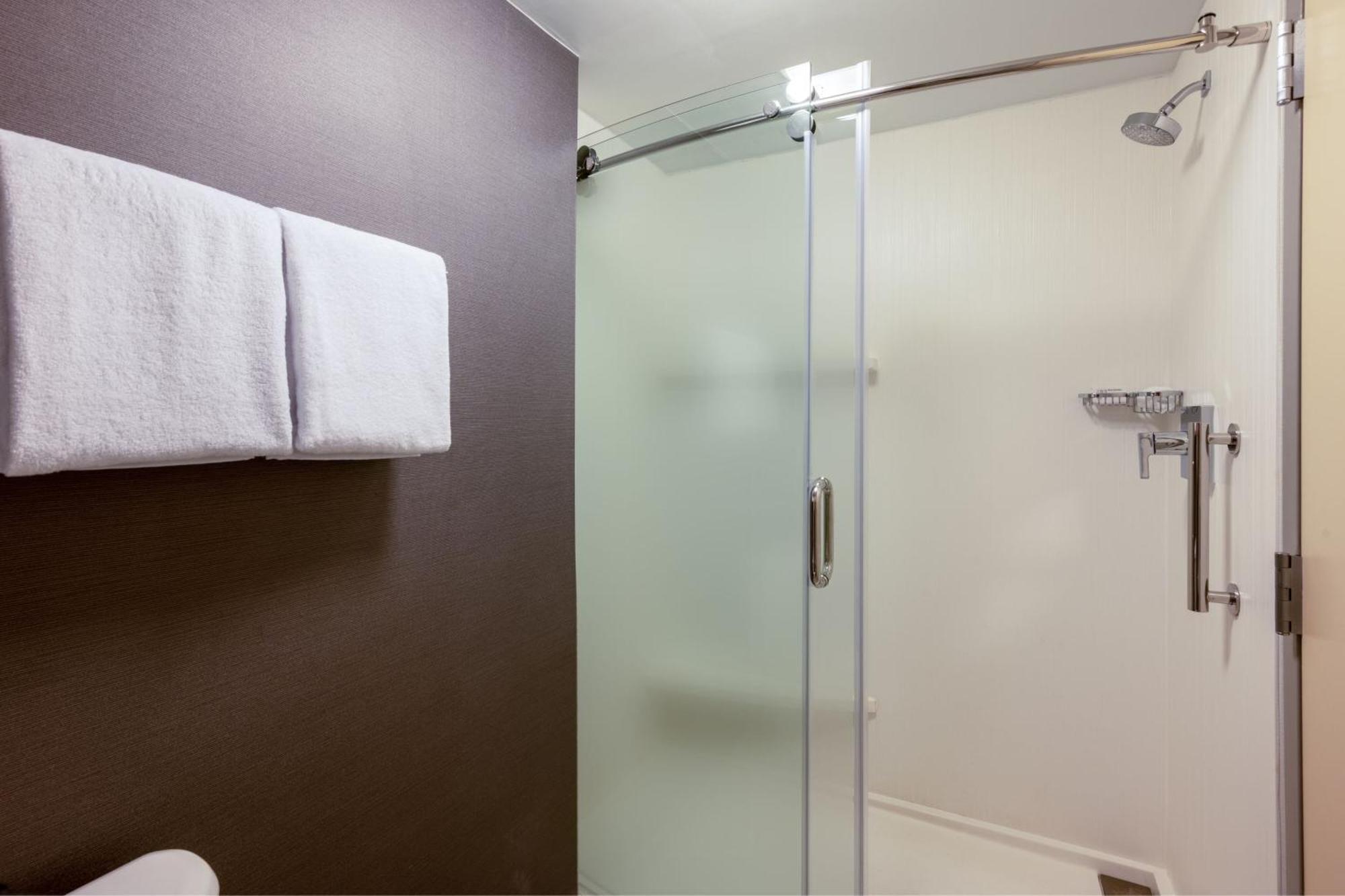 Courtyard Columbus Airport Hotel Екстериор снимка