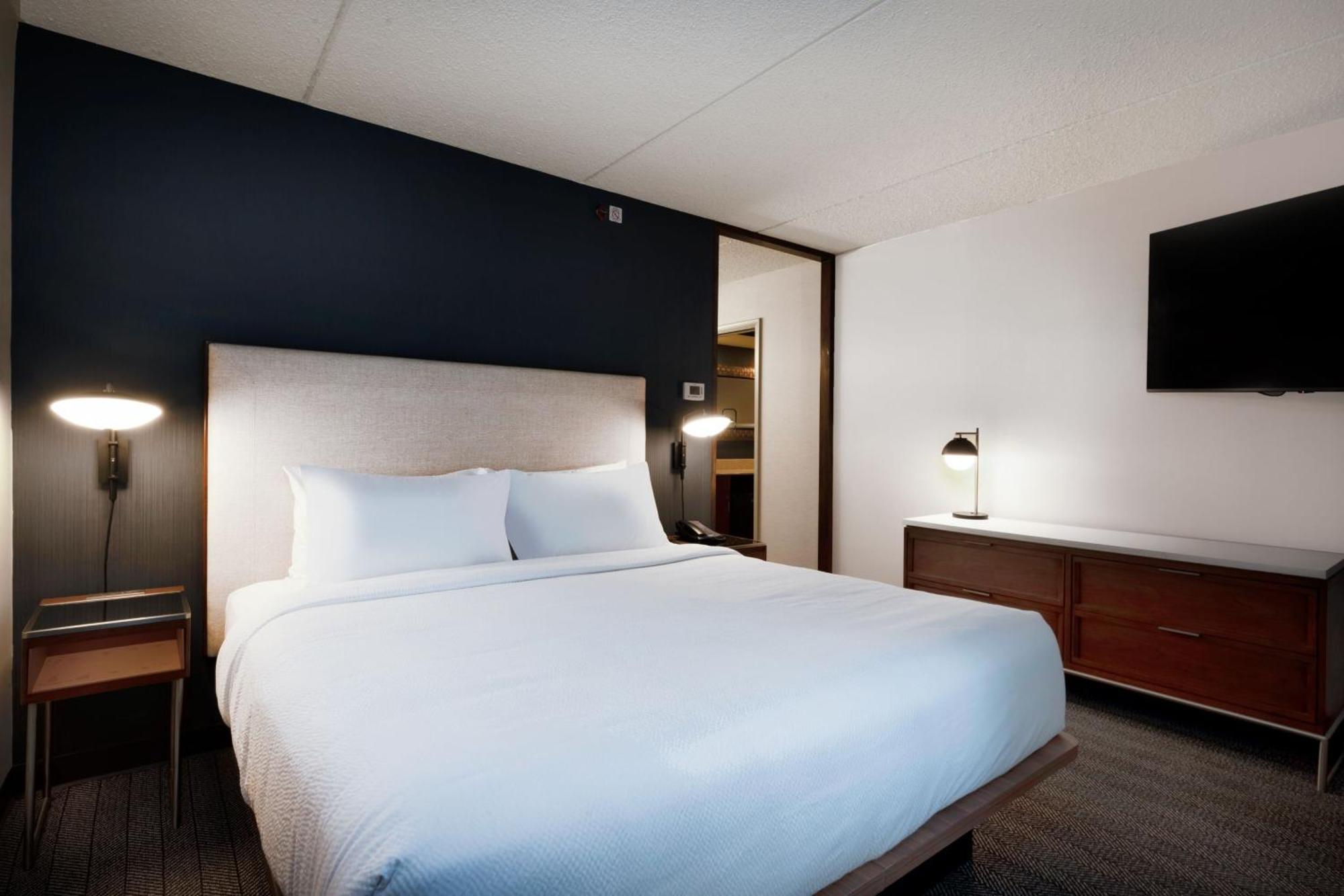 Courtyard Columbus Airport Hotel Екстериор снимка