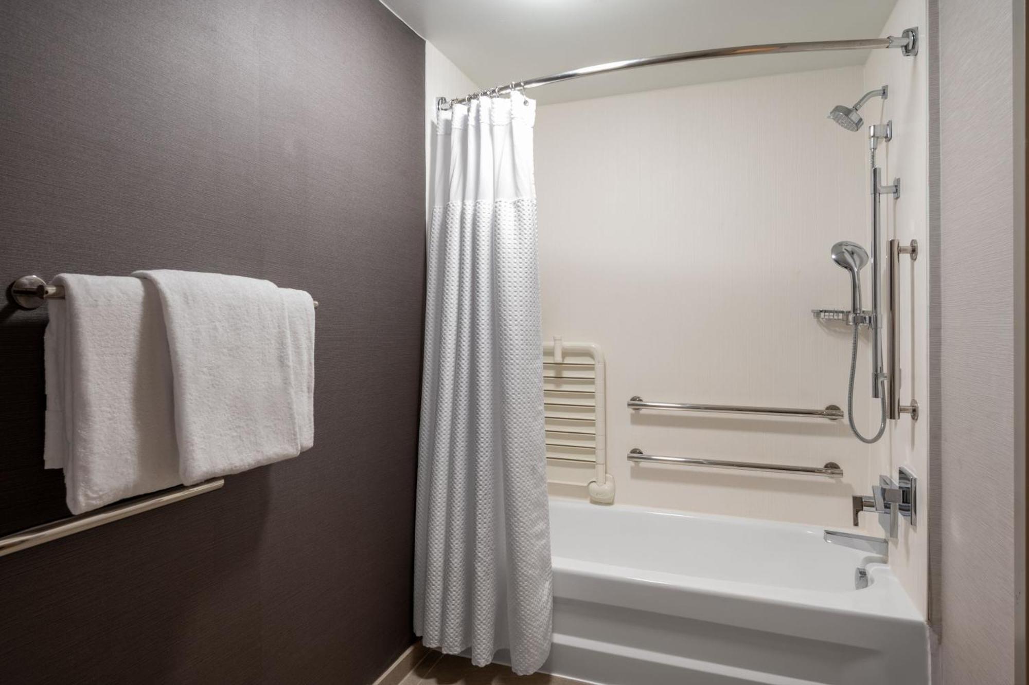 Courtyard Columbus Airport Hotel Екстериор снимка