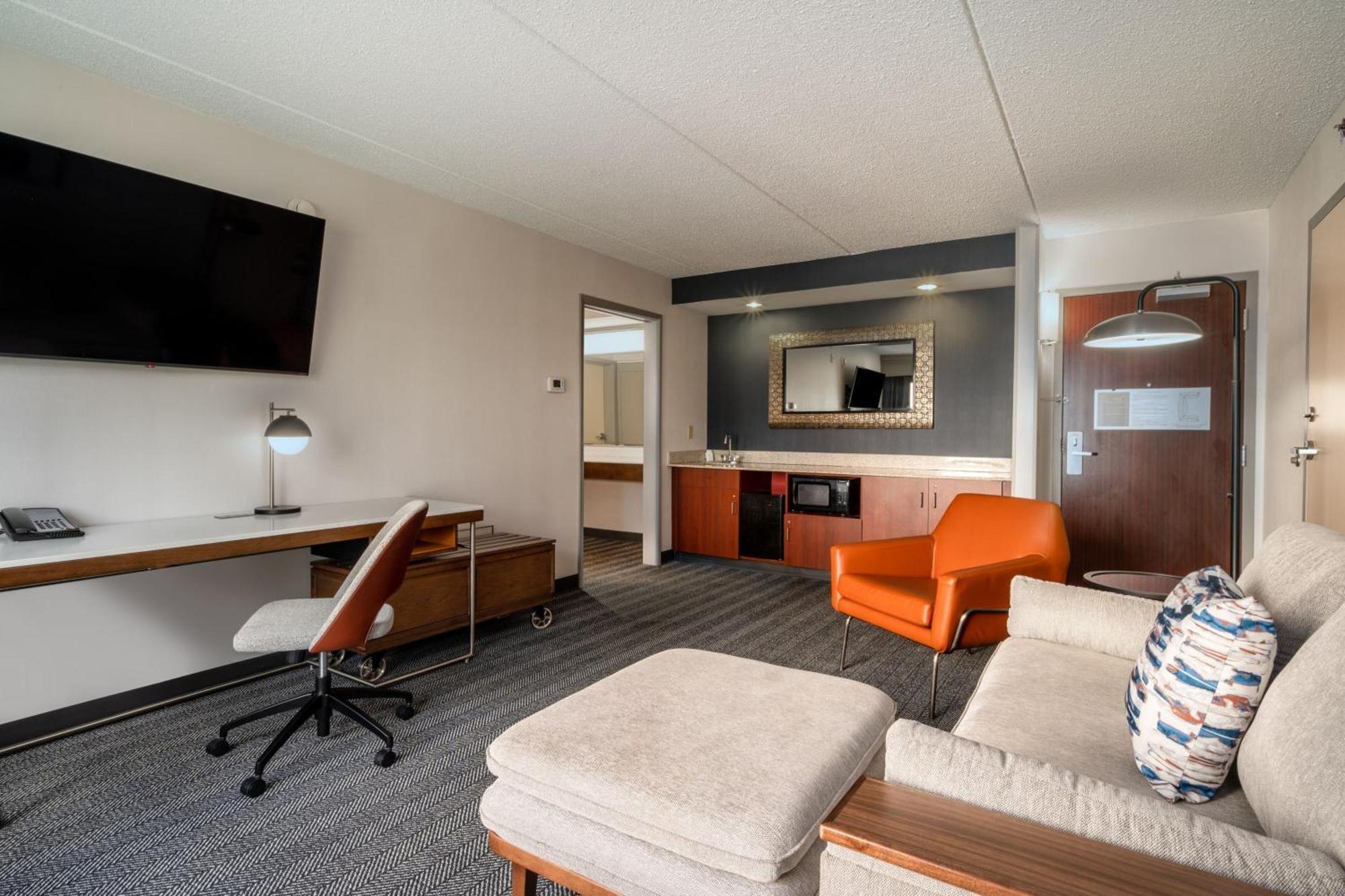 Courtyard Columbus Airport Hotel Екстериор снимка