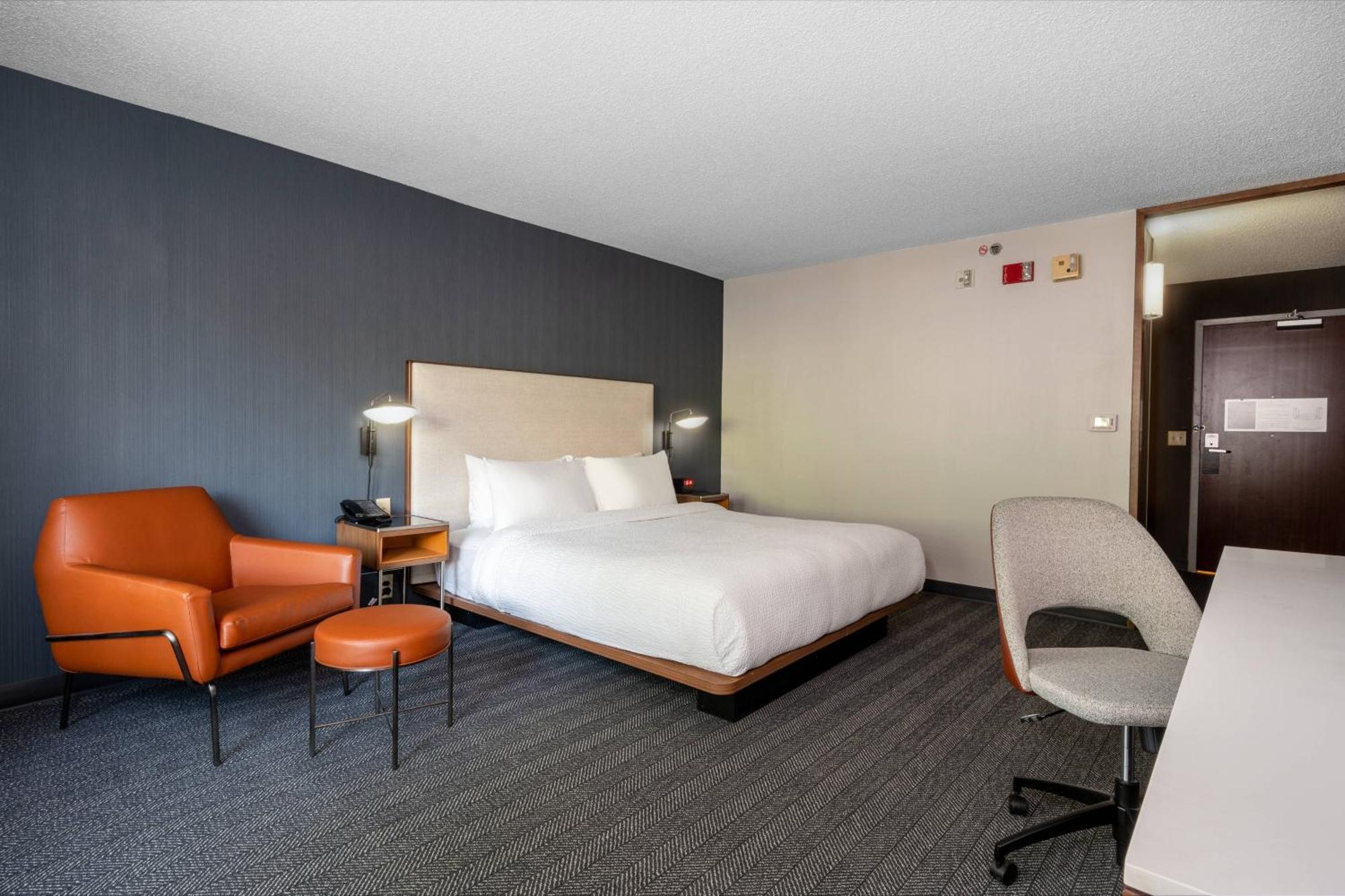 Courtyard Columbus Airport Hotel Екстериор снимка