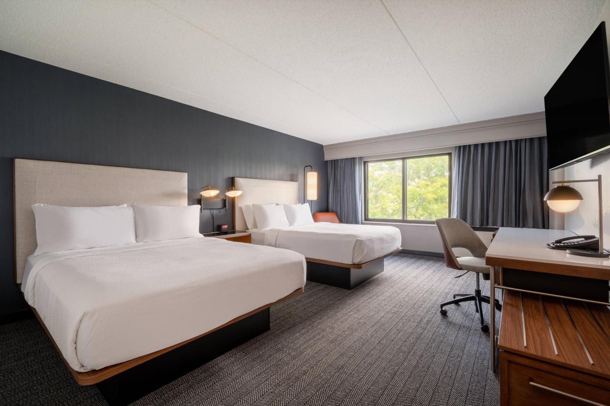 Courtyard Columbus Airport Hotel Екстериор снимка