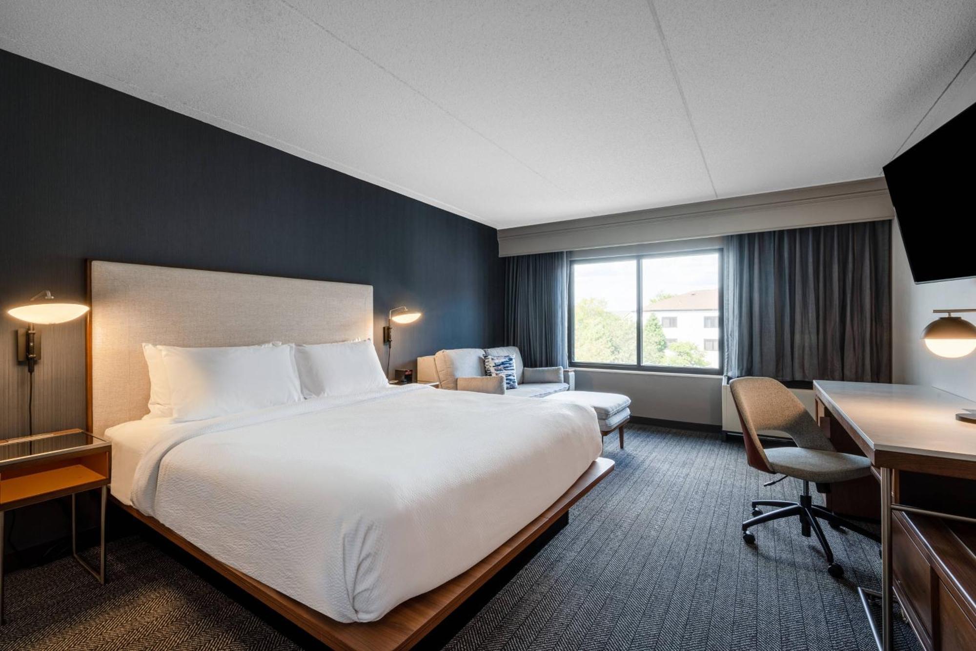 Courtyard Columbus Airport Hotel Екстериор снимка