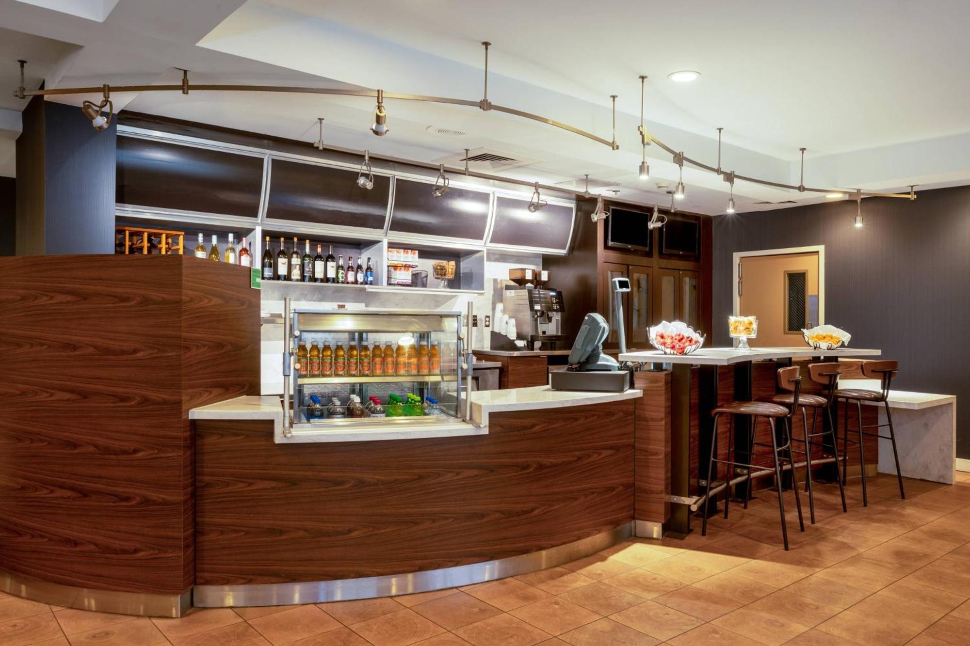Courtyard Columbus Airport Hotel Екстериор снимка