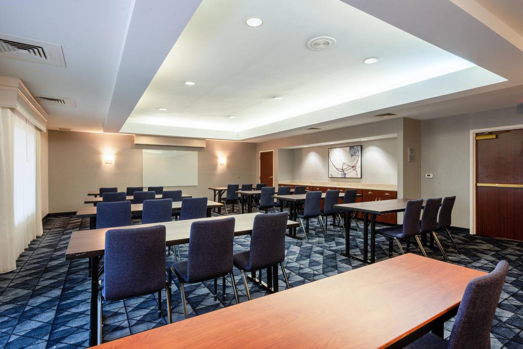 Courtyard Columbus Airport Hotel Екстериор снимка