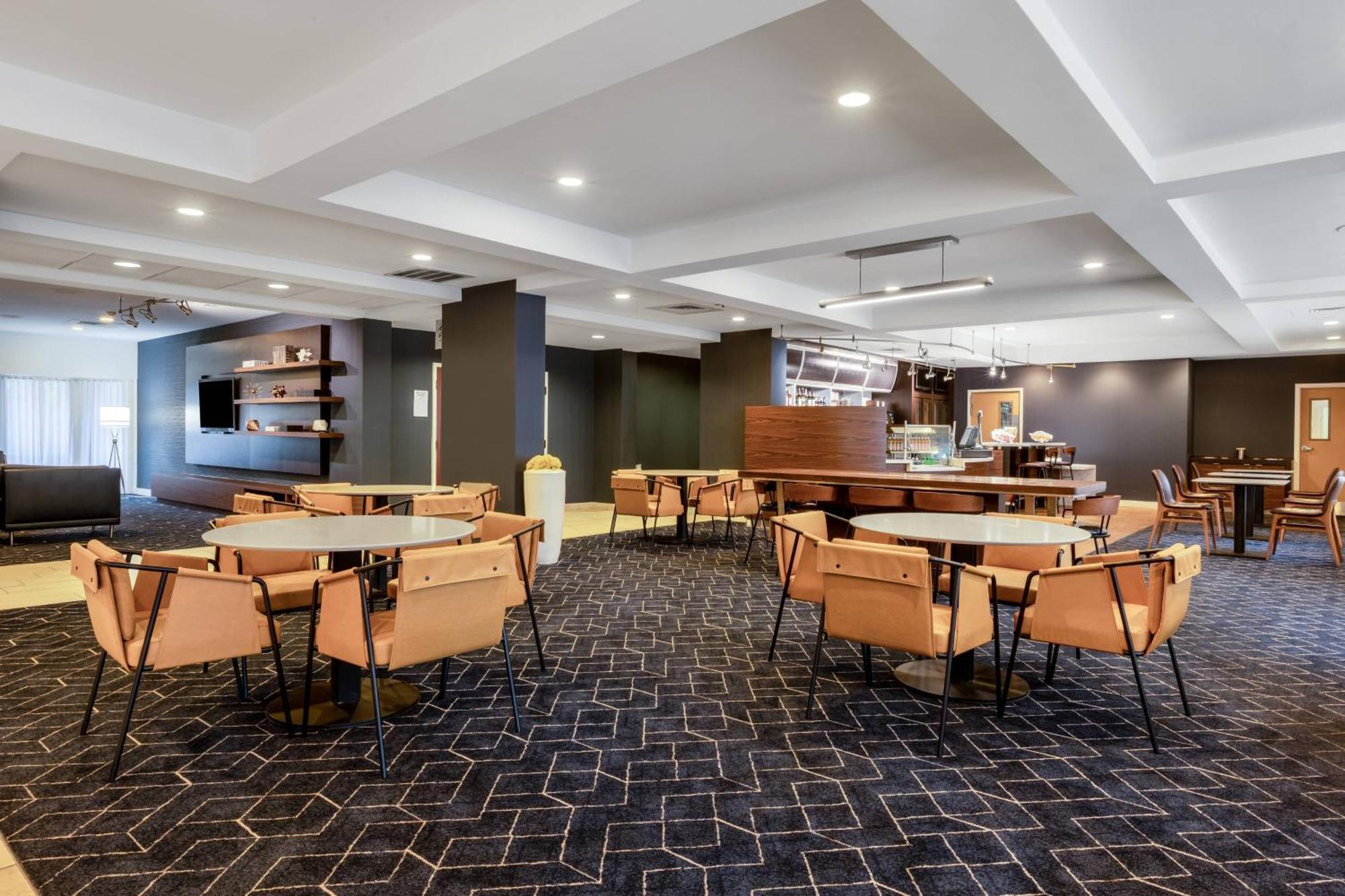Courtyard Columbus Airport Hotel Екстериор снимка